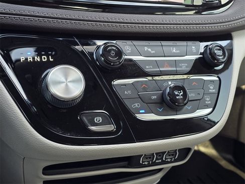 Used 2021 Chrysler Pacifica Touring-L image 22