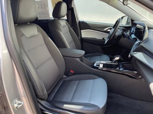 Used 2025 Chevrolet Trax LT w/ LT Convenience Package FWD image 35
