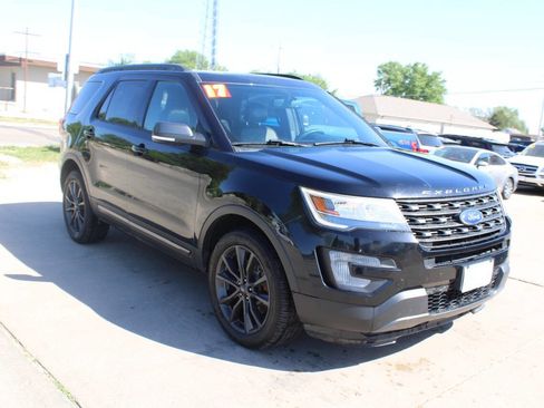 Used 2017 Ford Explorer XLT w/ XLT Technology Feature Bundle AWD/4WD image 2