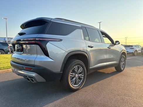 Used 2025 Chevrolet Traverse LT FWD image 7