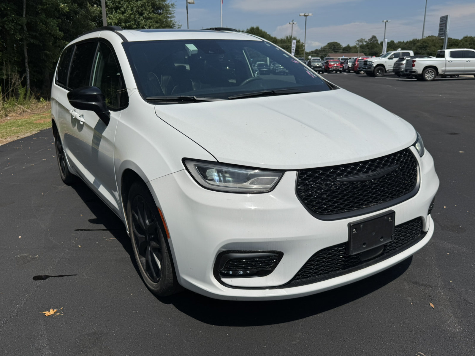 Used 2025 Chrysler Pacifica Limited FWD image 3