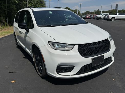 Used 2025 Chrysler Pacifica Limited FWD image 3