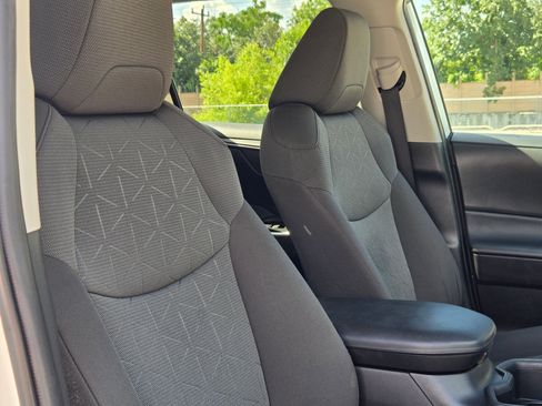 Used 2022 Toyota RAV4 XLE w/ Convenience Package FWD image 31