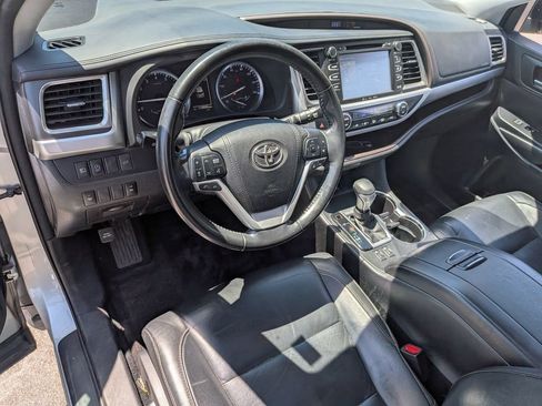 Used 2018 Toyota Highlander XLE FWD image 12