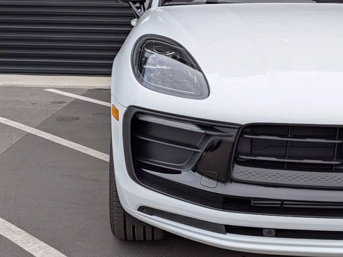 Certified 2026 Porsche Macan AWD/4WD image 13