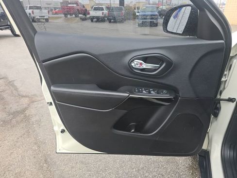 Used 2019 Jeep Cherokee Latitude Plus image 11