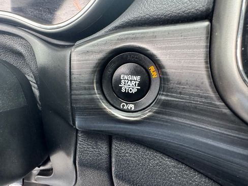 Used 2019 Jeep Grand Cherokee Laredo AWD/4WD image 28
