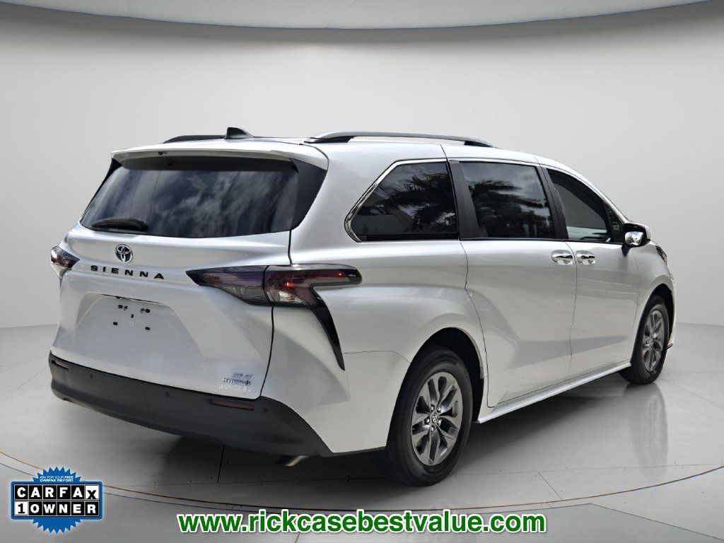 Used 2024 Toyota Sienna XLE FWD image 7