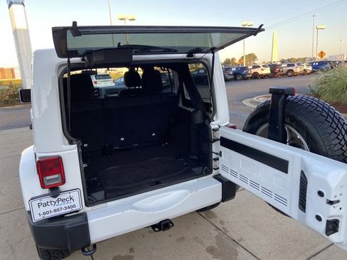 Used 2016 Jeep Wrangler Unlimited Sahara w/ Connectivity Group image 25