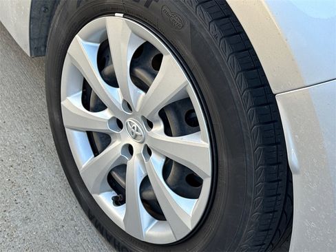 Used 2021 Toyota Corolla LE image 10