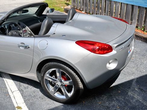 Used 2007 Pontiac Solstice Convertible w/ Premium Package RWD image 10