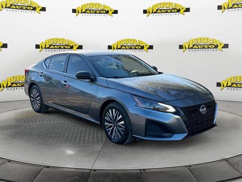 Used 2024 Nissan Altima 2.5 SV FWD image 8