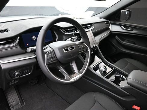 New 2025 Jeep Grand Cherokee Laredo image 11