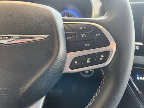 Used 2025 Chrysler Pacifica Select FWD image 30