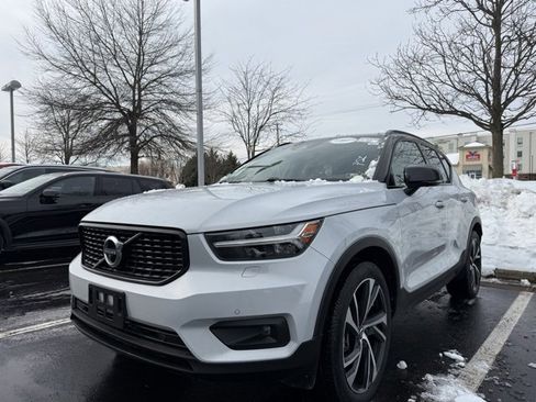 Used 2020 Volvo XC40 T5 R-Design image 2