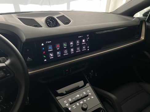 Certified 2025 Porsche Cayenne Coupe image 18