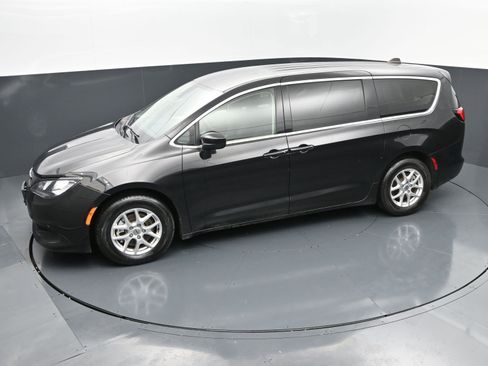 Used 2023 Chrysler Voyager LX image 28