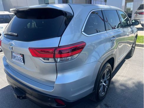 Used 2019 Toyota Highlander LE FWD image 4