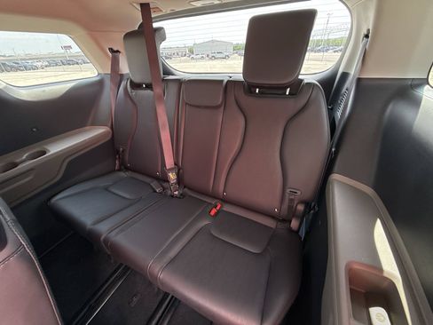 Used 2026 Kia Carnival FWD image 25