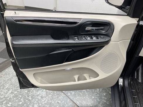 Used 2017 Dodge Grand Caravan SXT FWD image 6
