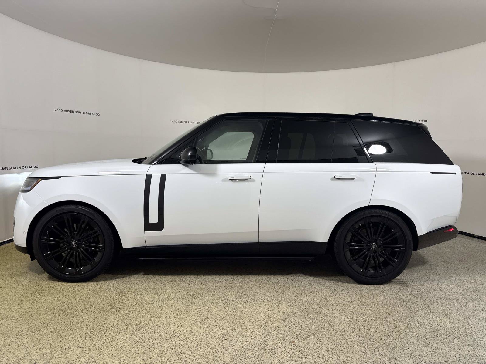 Used 2025 Land Rover Range Rover SE AWD/4WD image 2