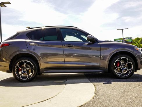 Used 2023 Alfa Romeo Stelvio Ti AWD/4WD image 6