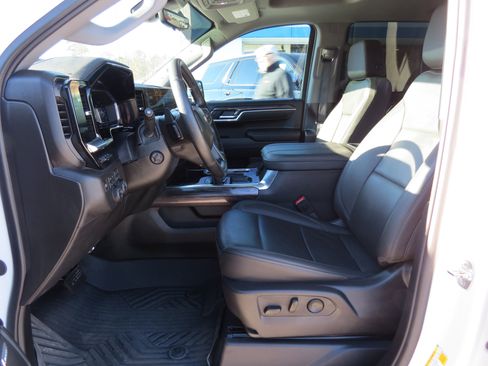 Used 2025 Chevrolet Silverado 1500 LTZ image 14