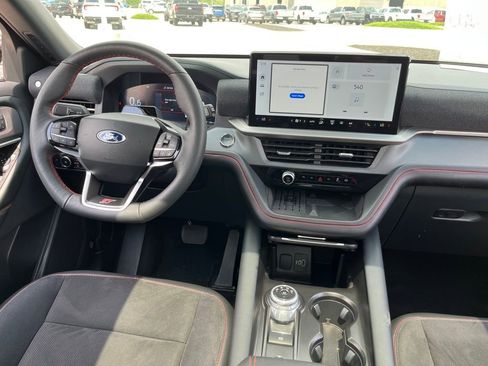 Used 2025 Ford Explorer ST image 14
