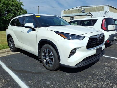 Used 2021 Toyota Highlander XLE AWD/4WD image 12