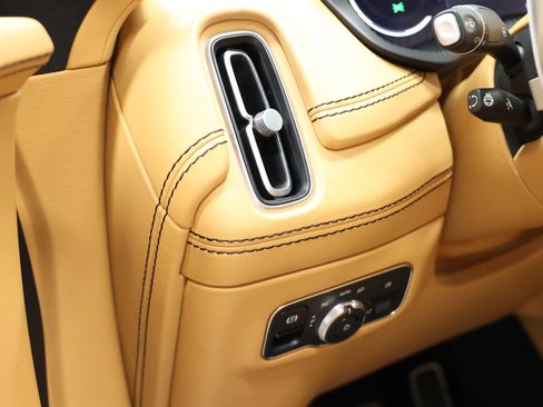Used 2021 Aston Martin DBX AWD/4WD image 23