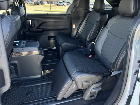 Used 2025 Toyota Sienna Platinum image 34