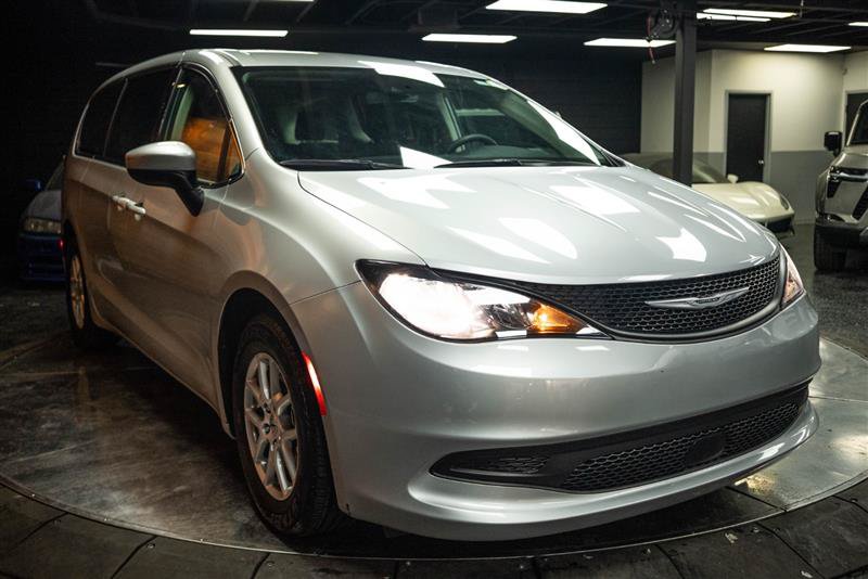 Used 2023 Chrysler Voyager LX FWD image 5