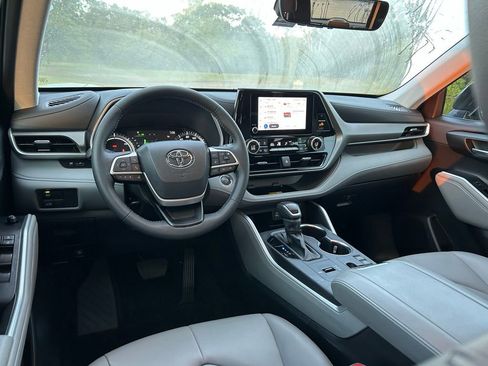 Used 2025 Toyota Highlander XLE AWD/4WD image 13