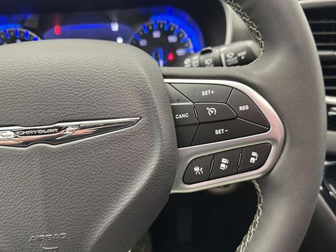 Used 2025 Chrysler Pacifica Select FWD image 18