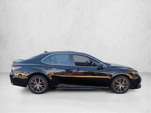 Used 2021 Toyota Camry SE image 3