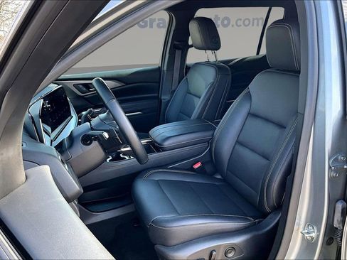 Used 2025 Chevrolet Traverse LT image 19