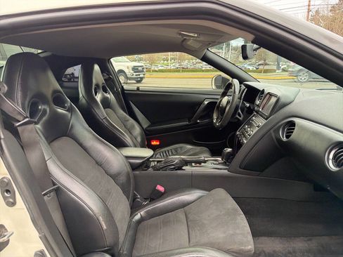 Used 2013 Nissan GT-R Premium image 25