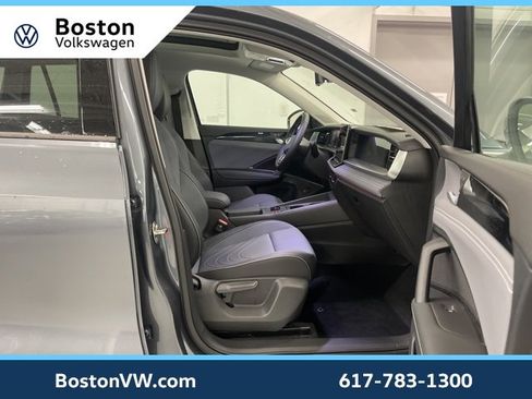 New 2025 Volkswagen Tiguan SE image 11