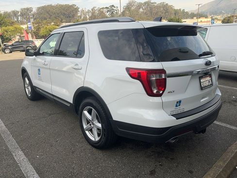 Used 2018 Ford Explorer XLT image 4