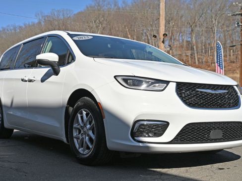 Used 2023 Chrysler Pacifica Touring-L image 7