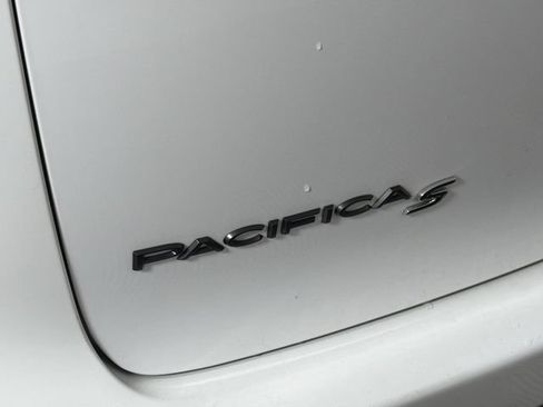 Used 2025 Chrysler Pacifica Limited FWD image 25
