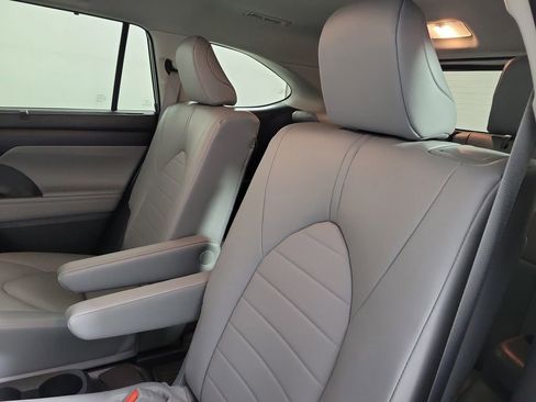 Used 2025 Toyota Highlander XLE AWD/4WD image 13