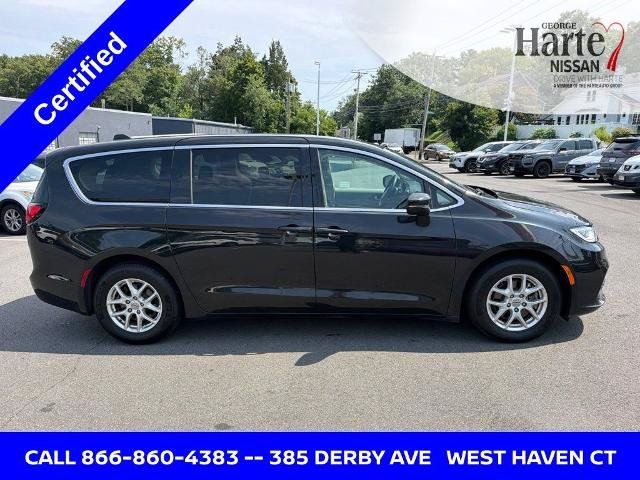 Used 2023 Chrysler Pacifica Touring-L FWD image 4