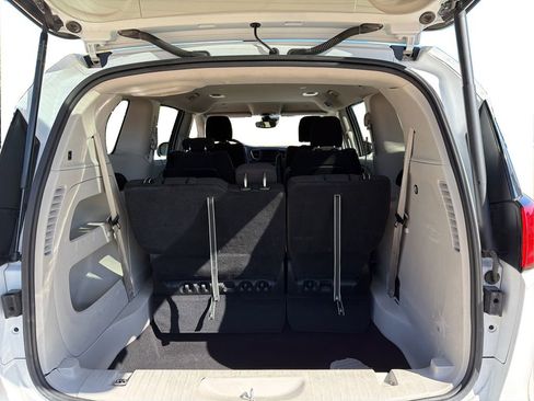 Used 2023 Chrysler Voyager LX image 13