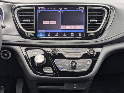 New 2026 Chrysler Pacifica Select image 21