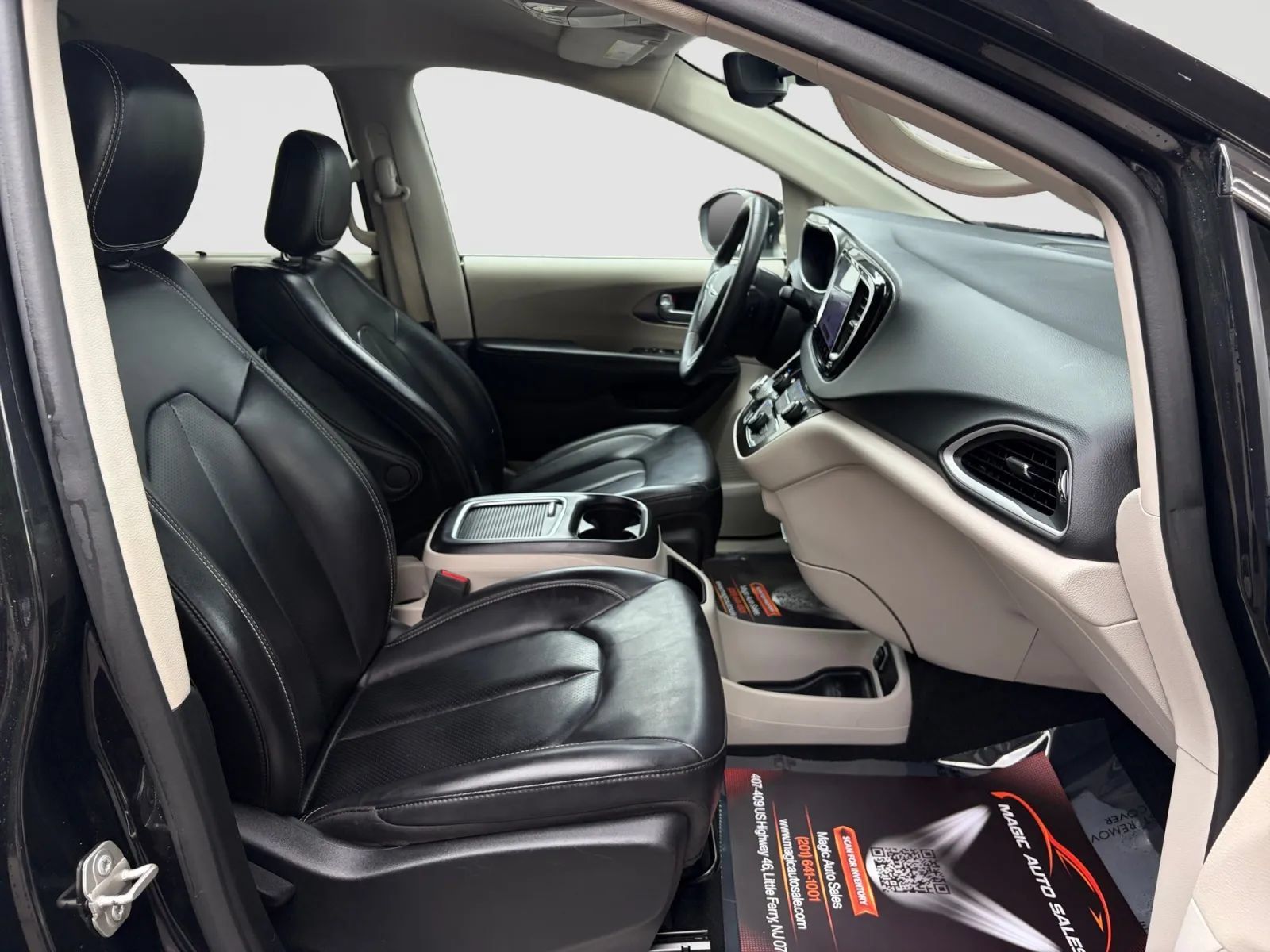 Used 2023 Chrysler Pacifica Touring-L FWD image 22