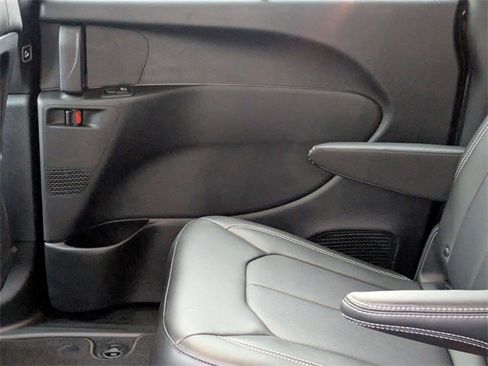 New 2026 Chrysler Pacifica Select image 28