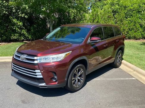Used 2019 Toyota Highlander LE FWD image 3