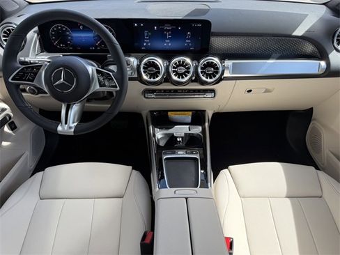 Used 2025 Mercedes-Benz GLB 250 4MATIC image 2