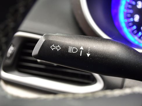 Used 2023 Chrysler Voyager LX image 20